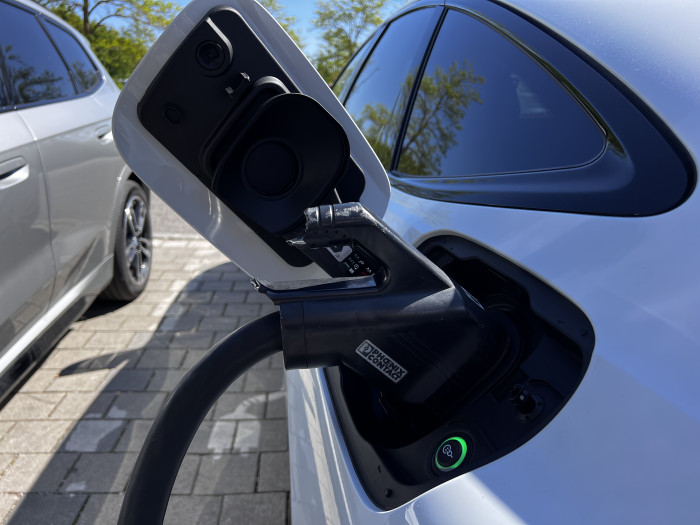 Der Griff am Stecker einer Ladestation in Landshut ist nicht erst gestern abgebrochen. (Bild: Dirk Kunde)